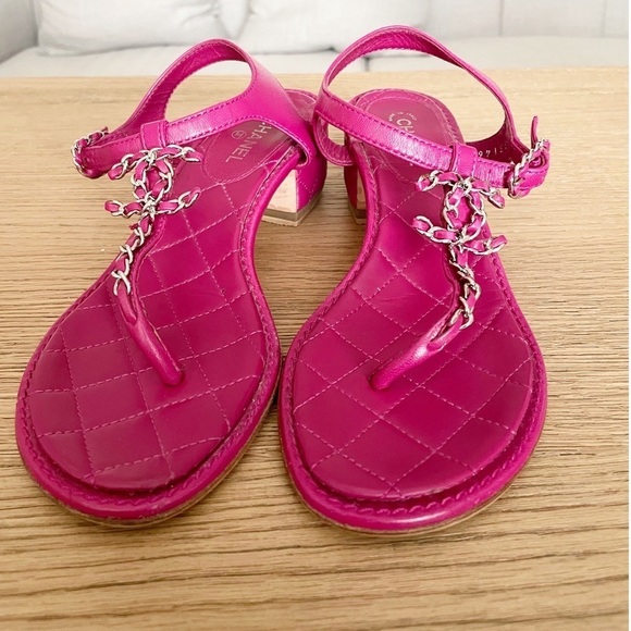 Chanel Quilted thong CC sandals - Picture 1 of 5